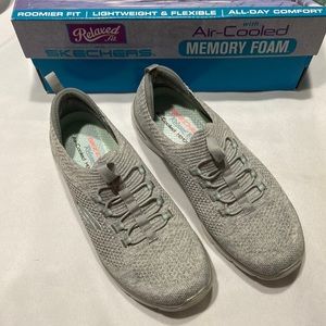 Skechers Relaxed Fit Sneaker Gray size 6.5